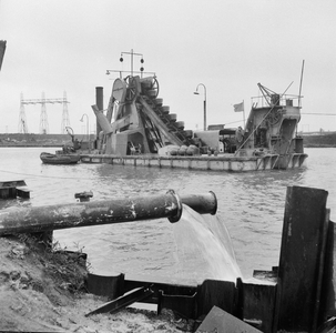 84213 Afbeelding van een baggermachine in de in aanleg zijnde Energiehaven aan het Amsterdam-Rijnkanaal te Utrecht.